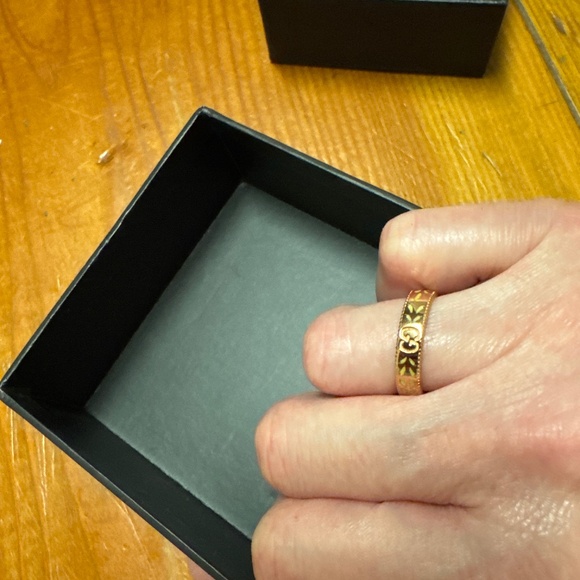 Authentic GUCCI 18 k gold enamel blossom icon ring - Picture 6 of 6